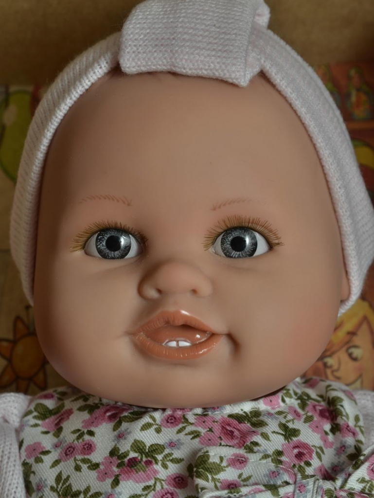 Lamagik Realistické miminko holčička Daniela se zoubky v pleteném overálku