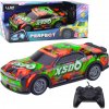 RC pretekárske auto so svietiacou karosériou oranžovo‑zelené