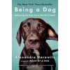 Being a Dog: Following the Dog Into a World of Smell (Alexandra Horowitz)(Brožovaná)