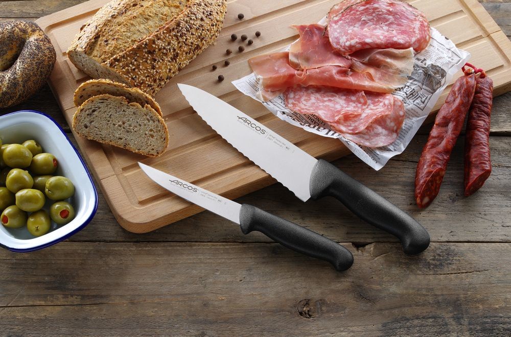 Arcos nôž Chef zúbkovaný séria 2900 Čierna 333 mm