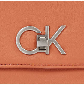 Calvin Klein kabelka Re-Lock Camera Bag W/Flap K60K611083 Hnedá