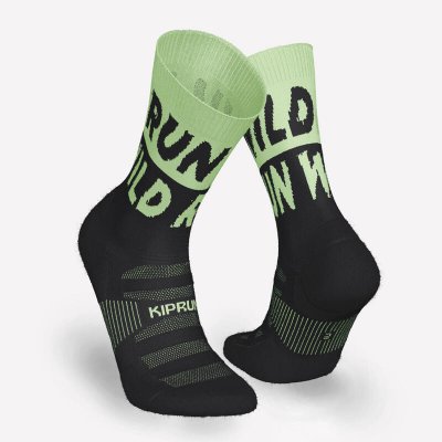 Kiprun Hrubé bežecké ponožky Run900 do polovice lýtok čierna
