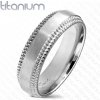 Šperky eshop - Titánová obrúčka v striebornom odtieni - stredný matný pás, vrubkované okraje, 6 mm AB39.02 - Veľkosť: 62 mm