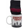 CurePink xDárkový set hrnek s ponožkami Netflix Stranger Things Les 300 ml