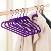 Sada 10 ks fialových velúrových vešiakov 42 × 22 cm - protišmykové, tenké, otočný háčik (Praktické a elegantné riešenie pre šatník)