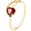 Šperky eshop - Prsteň zo žltého 9K zlata - červené granátové srdiečko, asymetrické ramená GG116.24 - Veľkosť: 56 mm
