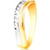 Šperky eshop - Zlatý prsteň 585 - vlnka z bieleho a žltého zlata, ligotavý brúsený povrch S3GG216.38 - Veľkosť: 49 mm