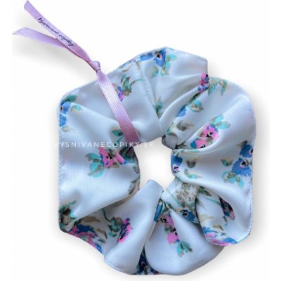 VYSNÍVANÉ COPÍKY Gumička scrunchie na vlasy latkovaná - White Flowers