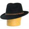 Vlnený klobúk zdobený koženým opaskom čierna