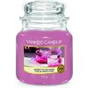 Yankee Candle Aromatická sviečka Classic stredná Sweet Plum Sake 411 g