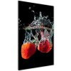 Vertikálny foto obraz sklenený Jahody pod vodou 50x100 cm