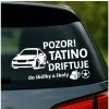 ELIART Nálepka na auto – POZOR TATINO DRIFTUJE do škôlky a školy | Vtipný darček pre otca Veľkosť dlhšej strany: 45 cm