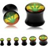 Šperky eshop - Čierny sedlový plug do ucha, zelená marihuana na pozadí s rasta farbami S38.07 - Hrúbka: 6 mm