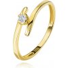 Šperky eshop - Diamantový prsteň v žltom 14K zlate - žiarivý číry briliant, tenké predĺžené ramená BT178.41 - Veľkosť: 51 mm