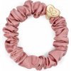 By Eloise London Gold Heart Silk Scrunchie farba Champagne Pink