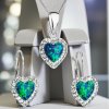 MSPERK Súprava šperkov so synt. opálom a Preciosa crystals, náušnice a prívesok, zelené srdce Ag 925/1000 Rh (2g)