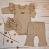 Body s volánikmi, legíny do zvonu a čiapočka, 3D, bavlna, cappuccino 86 (12-18m)