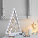 Solight LED drevený vianočný stromček s ozdobami 15LED prírodné drevo 37cm 2x AA