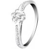 Šperky eshop - Prsteň z bieleho 14K zlata - žiarivý kvietok z čírych zirkónov, zdobené ramená GG59.44 - Veľkosť: 53 mm