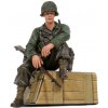 TORRO 1/16 figurka sedícího vojáka U.S. 1st Infantérie z 2 sv. války, ručně malovaný