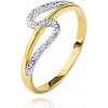 Šperky eshop - Diamantový prsteň zo 14K zlata, rovné a zvlnené rameno, drobné číre diamanty BT504.55 - Veľkosť: 49 mm