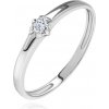 Šperky eshop - Prsteň z bieleho 14K zlata - lesklé hladké ramená, žiarivý číry diamant BT153.41 - Veľkosť: 54 mm