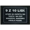 GDmats 9 z 10tich ľudí prišlo neskoro šedá 40x60 cm