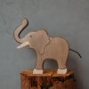 Holztiger zvieratko Slonica so zdvihnutým chobotom