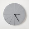 ODLITO ODLIATO Betónové nástenné hodiny Koláč – šedá – 50 cm – čierne ručičky