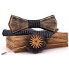 Gaira® Drevený motýlik s vreckovkou a brošňou 709224