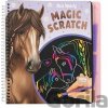Kreatívny škrabací zošit Miss Melody Magic Kúzelný zošit slečny Melody obsahuje 20 čiernych stránok, na ktorých sa pomocou priloženého škrabacieho pera odhaľujú dúhové obrázky koní.