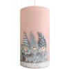 Artman Candles Vianočná sviečka škriatkovia, valec, ružová, pr. 7 x 14 cm