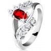 Šperky eshop - Ligotavý prsteň so strieborným odtieňom, červený brúsený ovál, číre zirkóniky G11.13 - Veľkosť: 51 mm