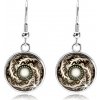 Šperky eshop - Okrúhle náušnice, biele línie zatočené do špirály, ornamenty, čierny podklad SP68.03