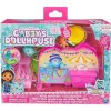 Spin Master Gabby s Dollhouse Deluxe Room Playset - Slavnostní místnost s kotětem Narwhal, hrací figurkou