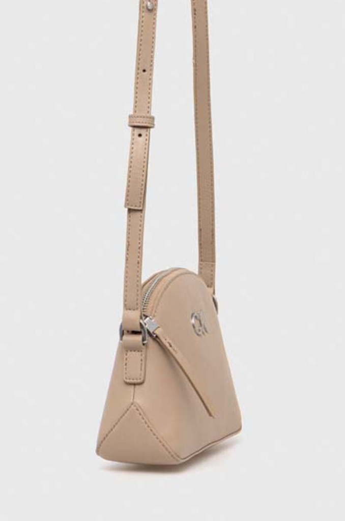 Calvin Klein kabelka Re-Lock Seasonal crossbody Sm K60K611445 Strieborná