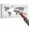 Obraz na korku mapa sveta pozostávajúca z ľudí v čiernobielom prevedení