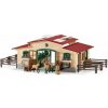 SCHLEICH 42195 Stajňa s koňmi a príslušenstvom