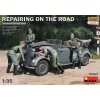 MiniArt Repairing on the Road Typ 170V Personenw. Cabrio & 4 Fig 1/35