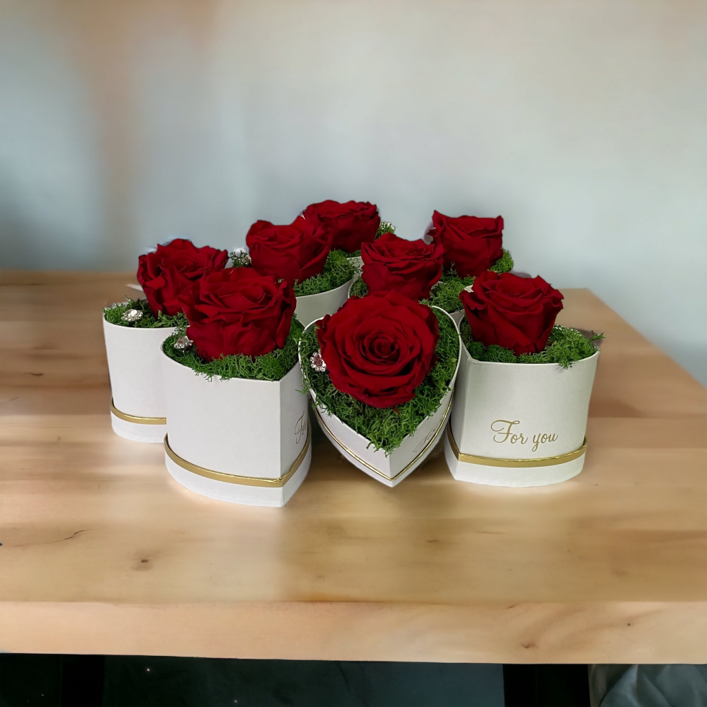 Červená stabilizovaná ruža v bielom srdcovom boxíku