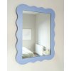 Art deco moderné zrkadlo - s vlnitým rámom v pastelovej modrej farbe - 65x50 cm