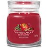 YANKEE CANDLE Signature Vonná sviečka stredná 2 knôty Red Apple Wreath 368 g