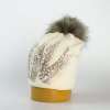Pletená dámska čiapka s potlačou a brmbolcom - smotana