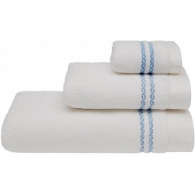 Soft Cotton Malý uterák CHAINE 30x50 cm. Malý froté uterák CHAINE 30x50 cm z bavlny je zárukou najvyššej kvality. Vlákna majú vyššiu absorpciu a udržujú farebnú stálosť. Biela / modrá výšivka