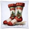 J&W Vianočná obliečka Červené ponožky – klasický motív s ihličím a bobuľkami 40x40 cm