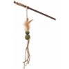 Hračka Magic Cat Natural Fun palička s prírodnými pierkami a povrázkami mix 25cm