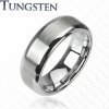 Šperky eshop - Prsteň z wolfrámu striebornej farby - brúsený stredový pás, lesklé okraje P08.14 - Veľkosť: 56 mm, Šírka: 6 mm
