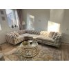 ROHOVÁ SEDAČKA CHESTERFIELD LARISSA PRAVÁ - ĽAVÁ BÉŽOVÁ ZAMATOVÁ LÁTKA 323 X 204 cm