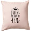 Queens are born in 1976 - Vankúš 50x50 - 50x50 - Vrátane výplne ( Svetloružová )