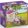 Schleich 42368 Stajňa s kobylou Lusitano